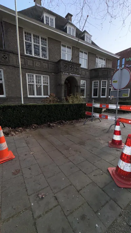 Pionnen en hekken bij een monumentaal pand