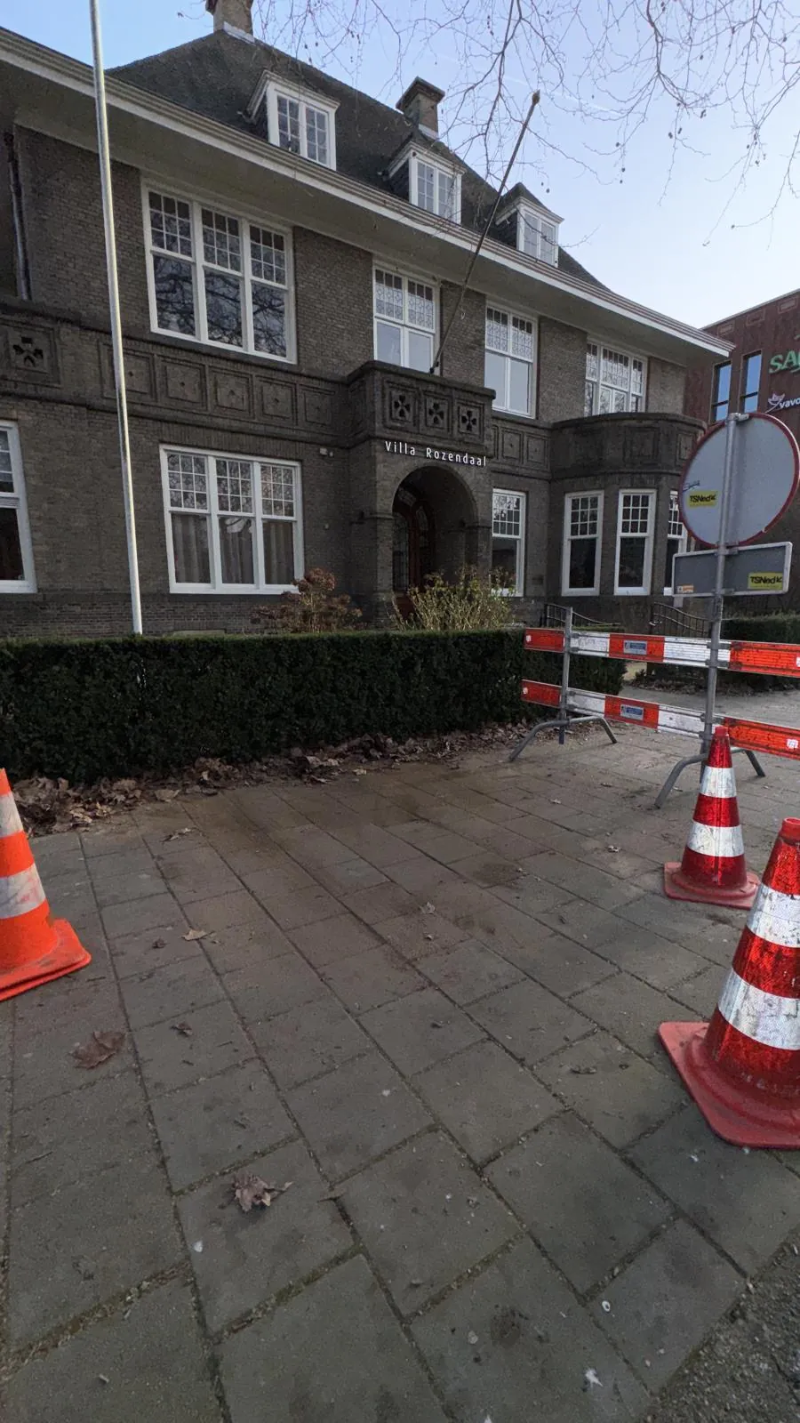 Afzetting met pionnen en hekken bij werkzaamheden aan de stoep