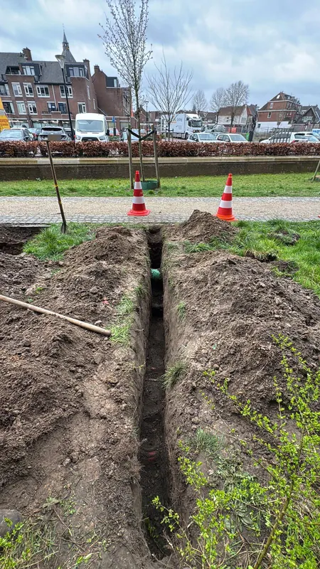 Sleuf in het gras met pionnen